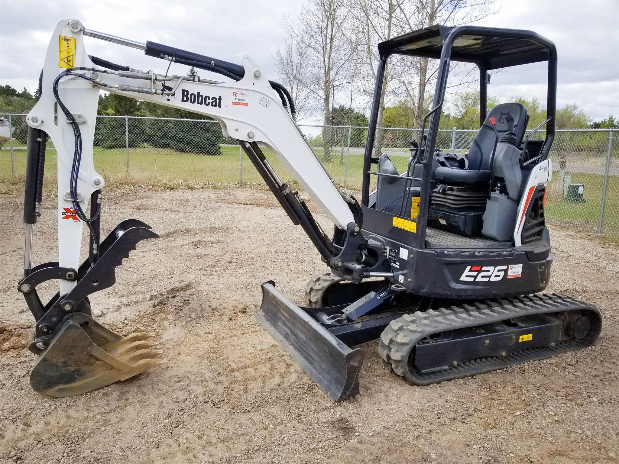 Заказать в аренду Мини-экскаватор BOBCAT E26 в Москве и Московской области.  Аренда от 1 часа. Работа по договору.