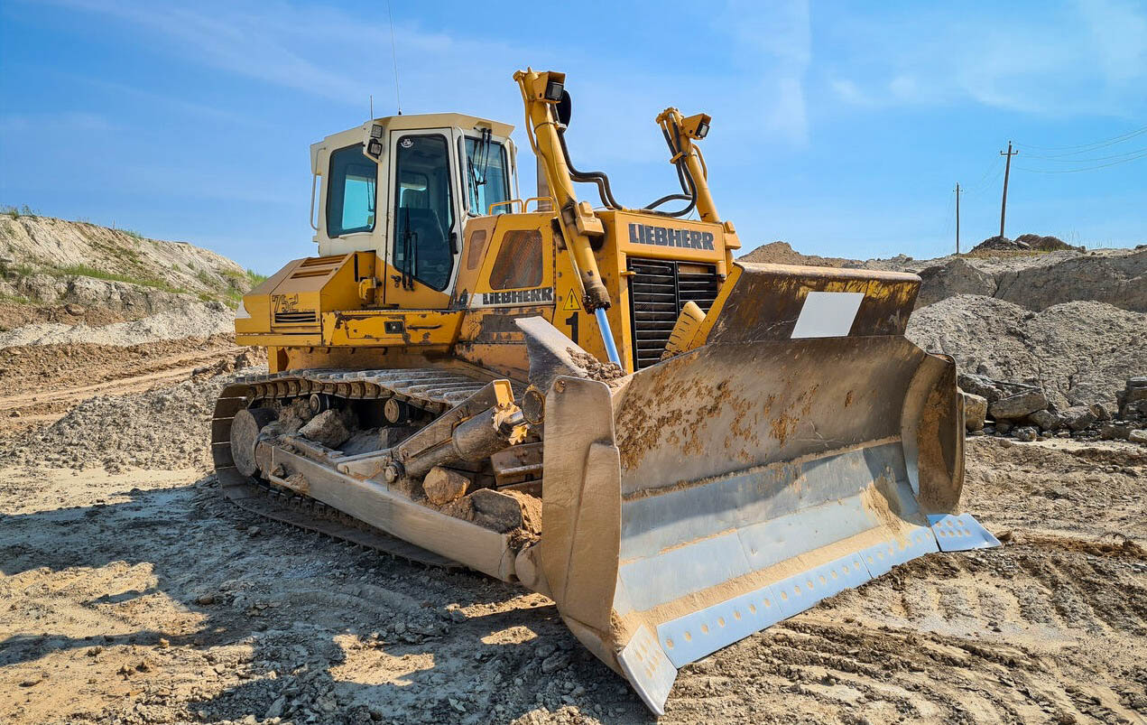 Заказать в аренду Бульдозер LIEBHERR 752 в Москве и Московской области.  Аренда от 1 часа. Работа по договору.